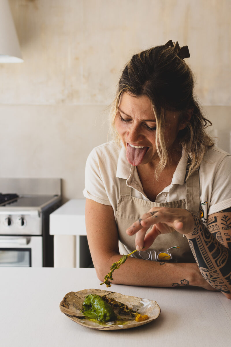 Claire Vallée attablée devant l’une de ses assiettes